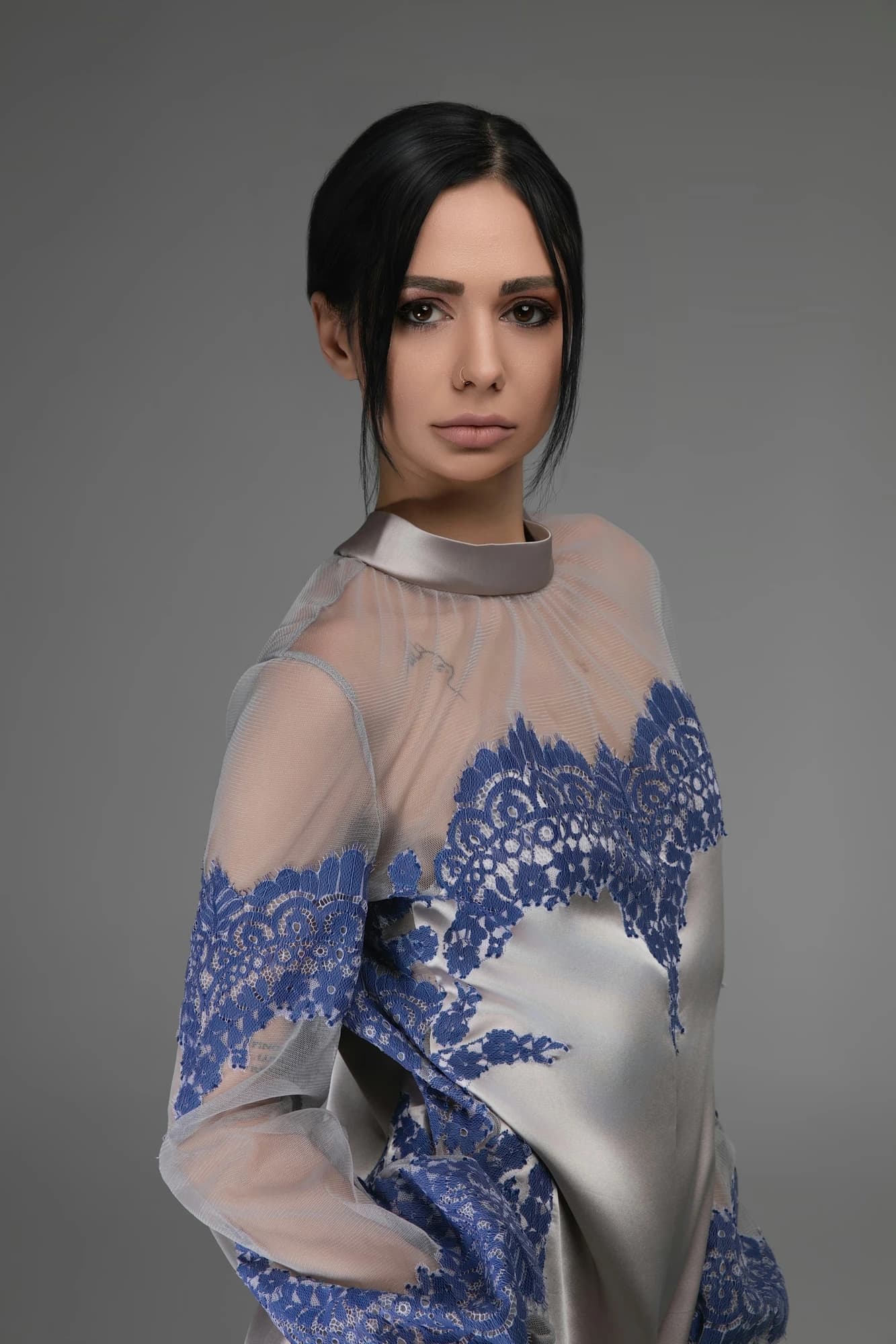 Tuta intera raffinata con ricami in blu