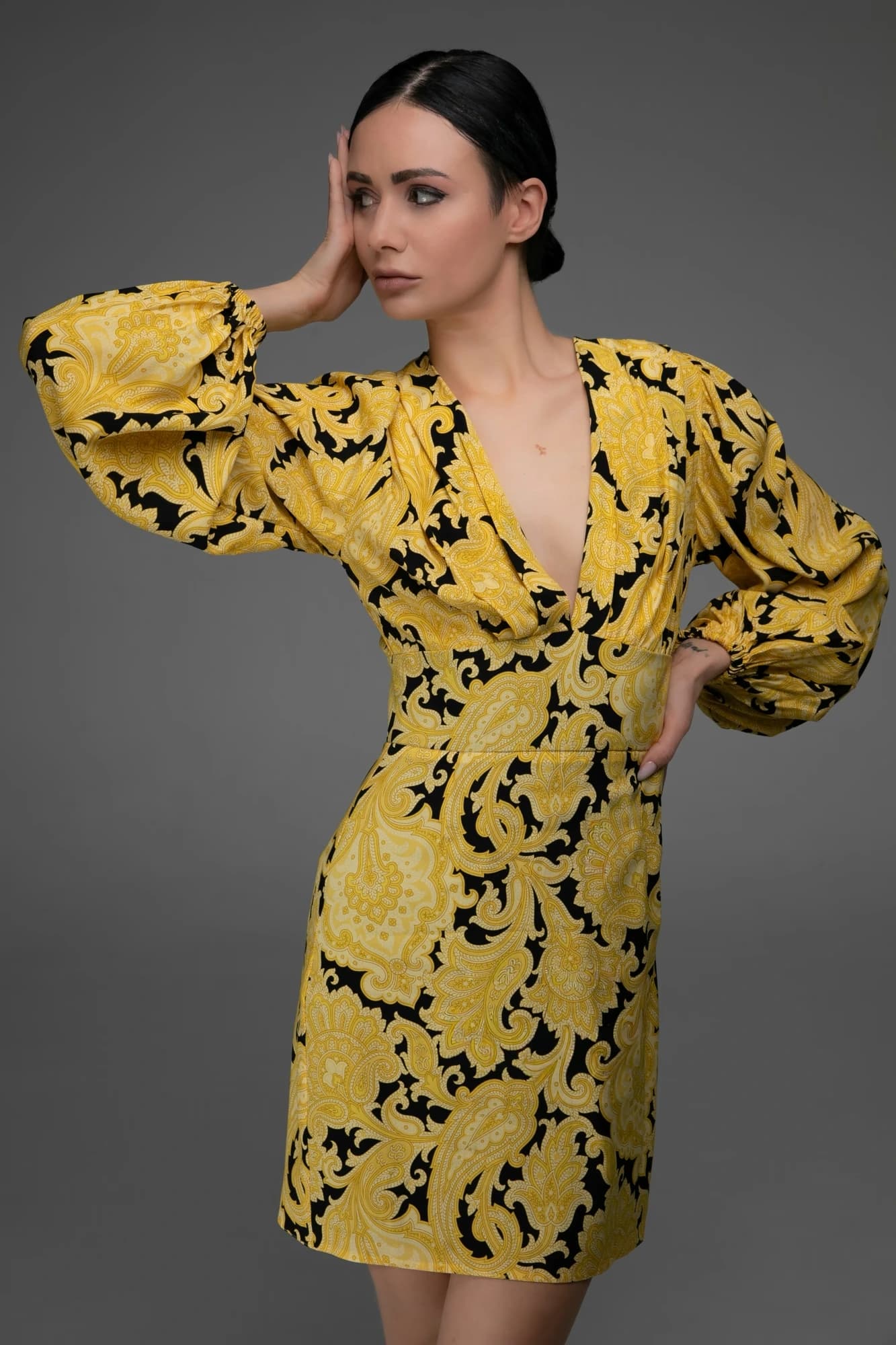 Abito corto stampato giallo con maniche a palloncino