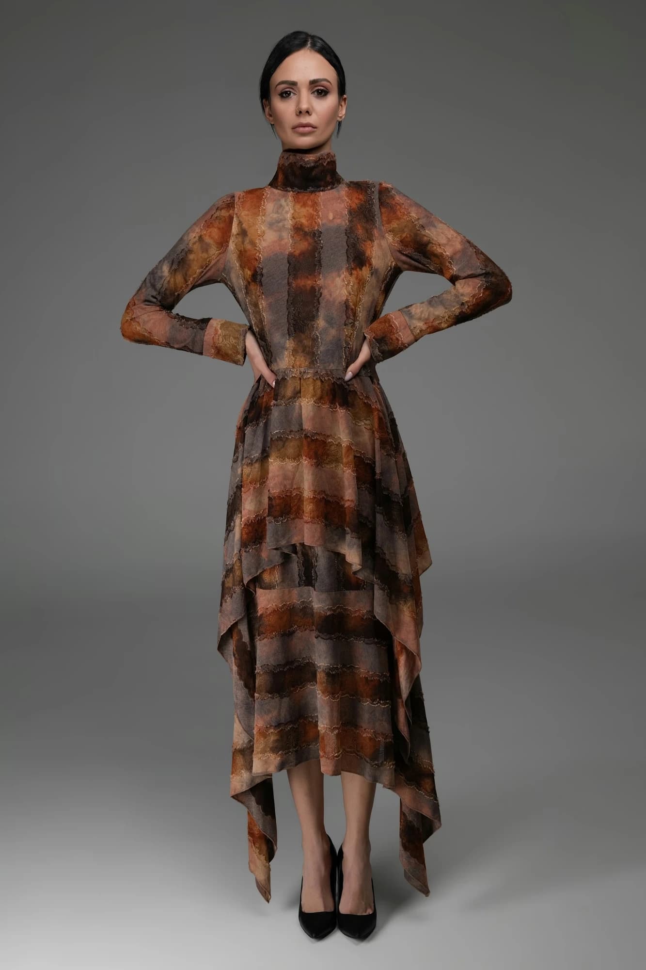 Abito lungo asimmetrico tonalità terra